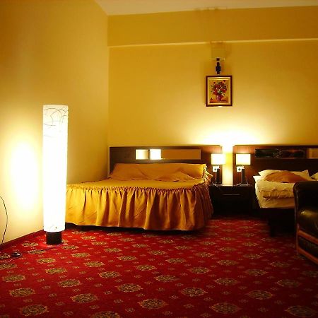 Hotel Magic Gt Trivale Pitesti Ngoại thất bức ảnh