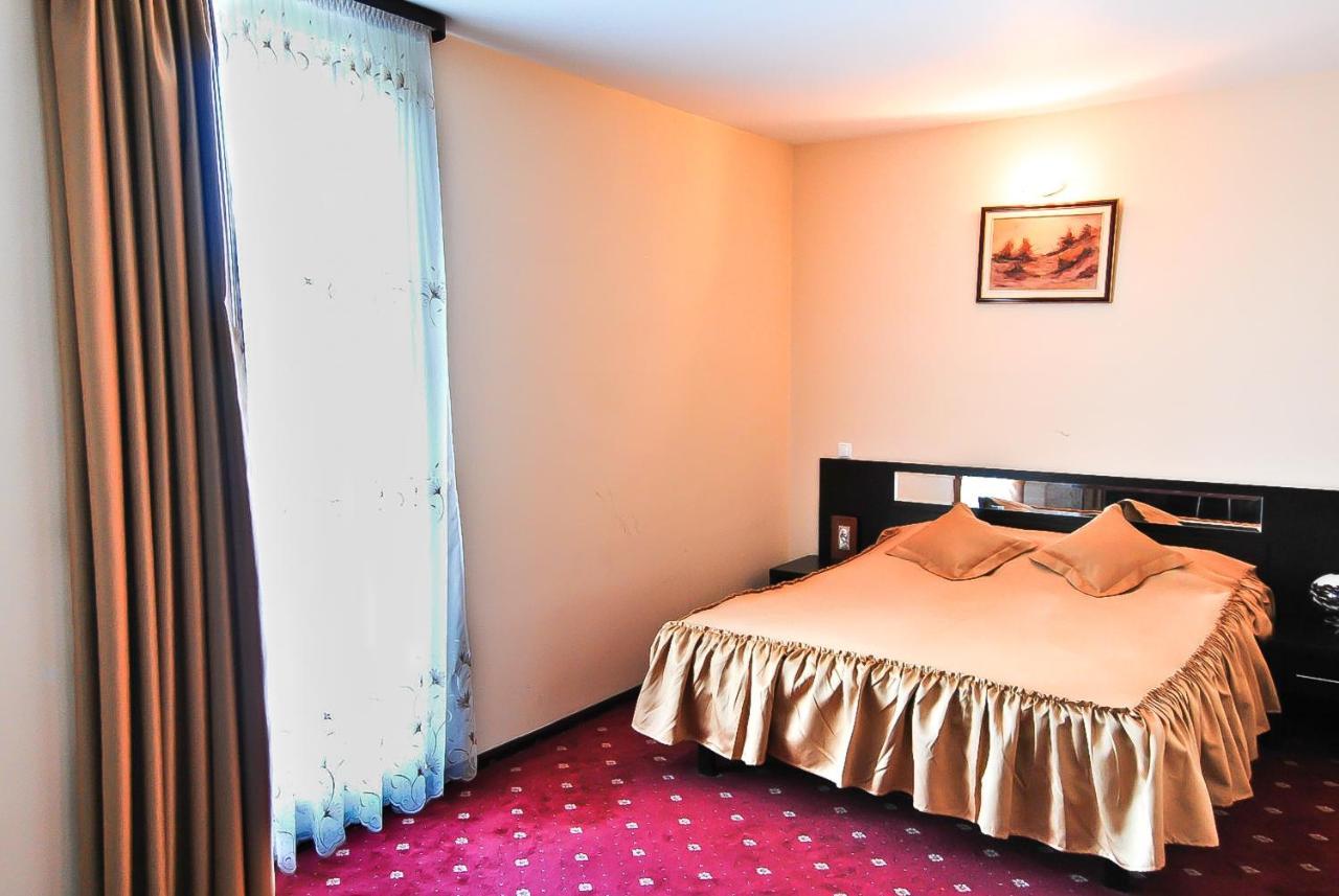 Hotel Magic Gt Trivale Pitesti Ngoại thất bức ảnh