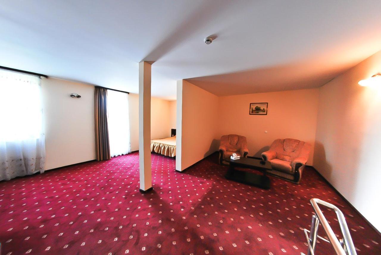 Hotel Magic Gt Trivale Pitesti Ngoại thất bức ảnh