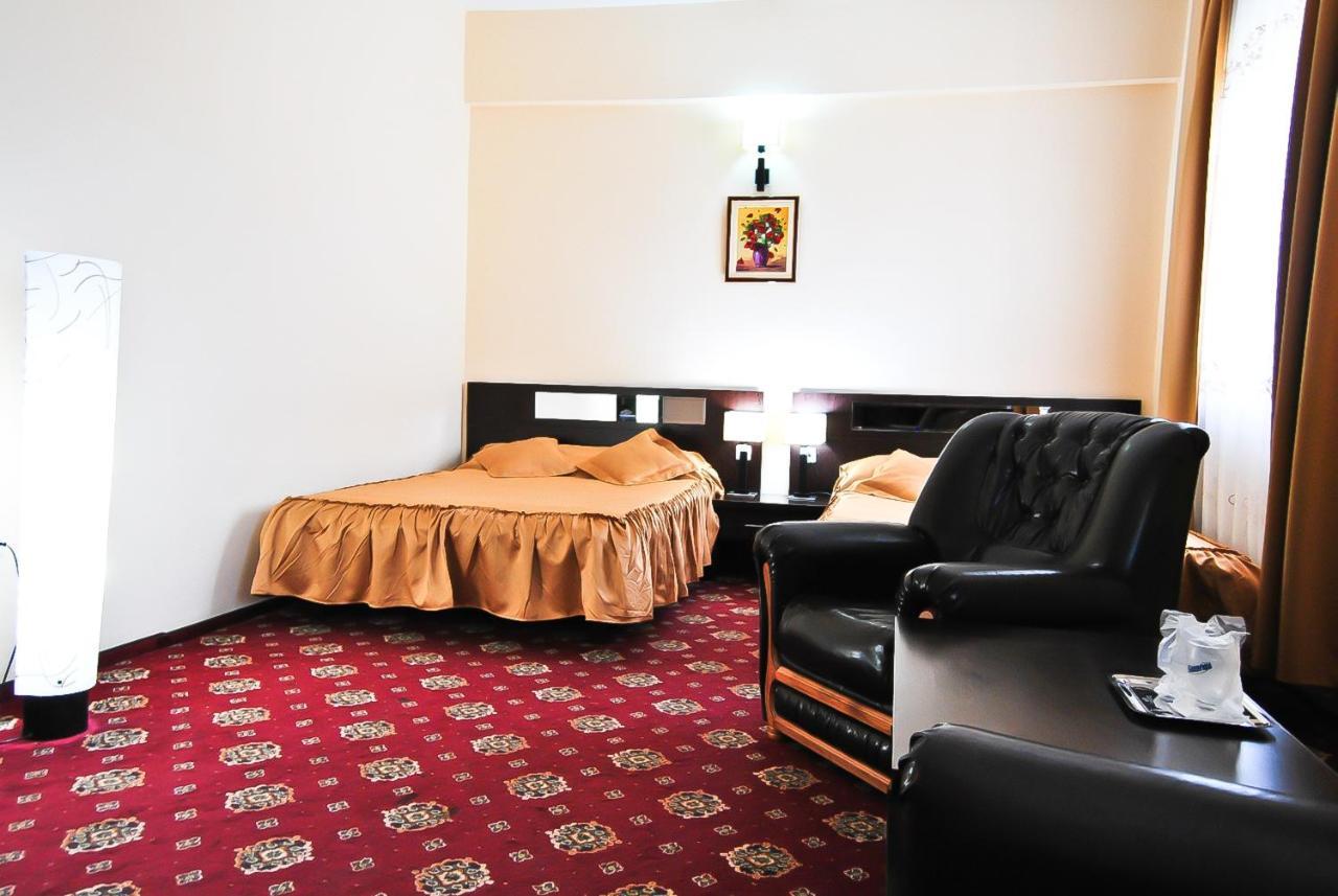 Hotel Magic Gt Trivale Pitesti Ngoại thất bức ảnh