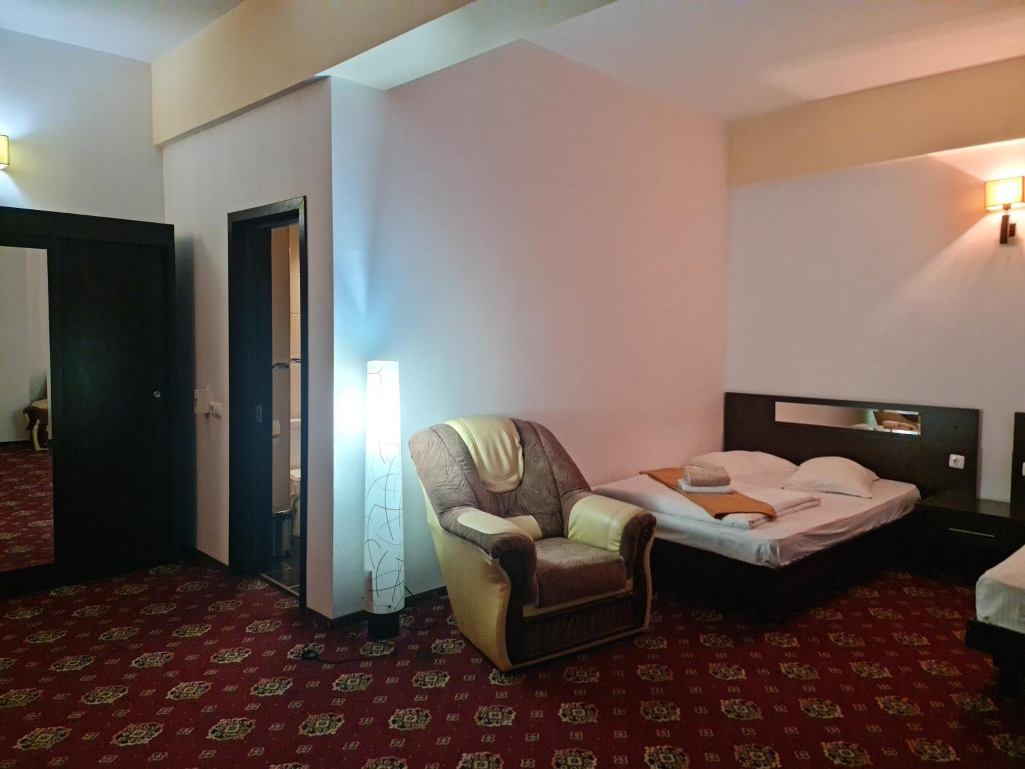 Hotel Magic Gt Trivale Pitesti Ngoại thất bức ảnh