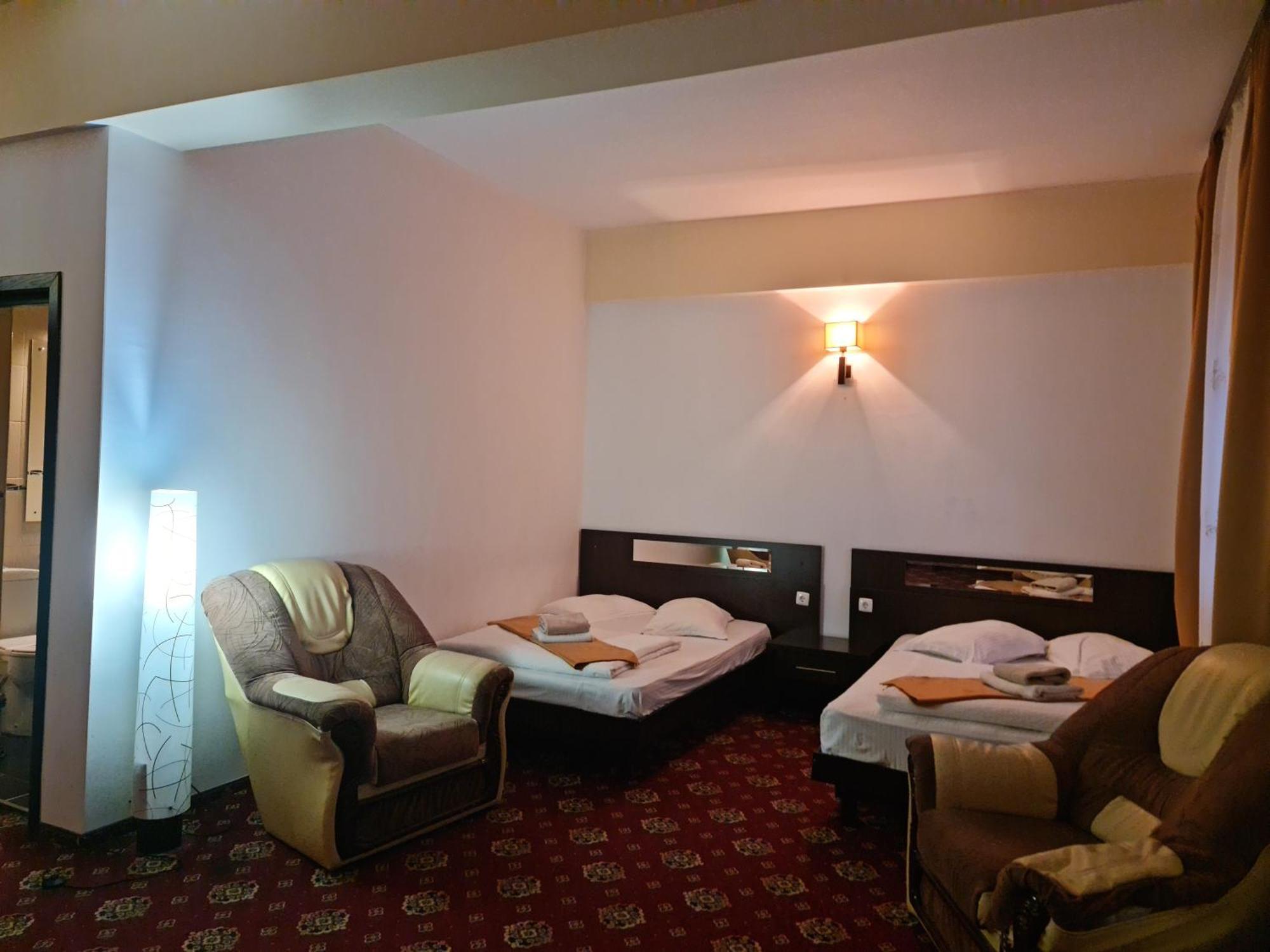 Hotel Magic Gt Trivale Pitesti Ngoại thất bức ảnh