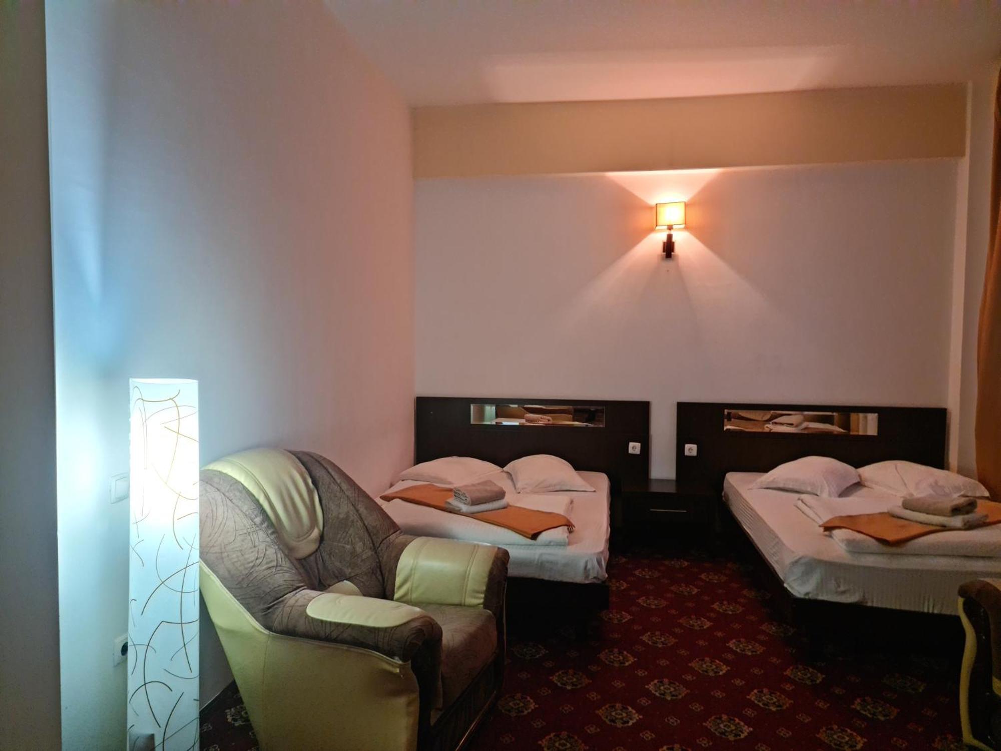 Hotel Magic Gt Trivale Pitesti Ngoại thất bức ảnh