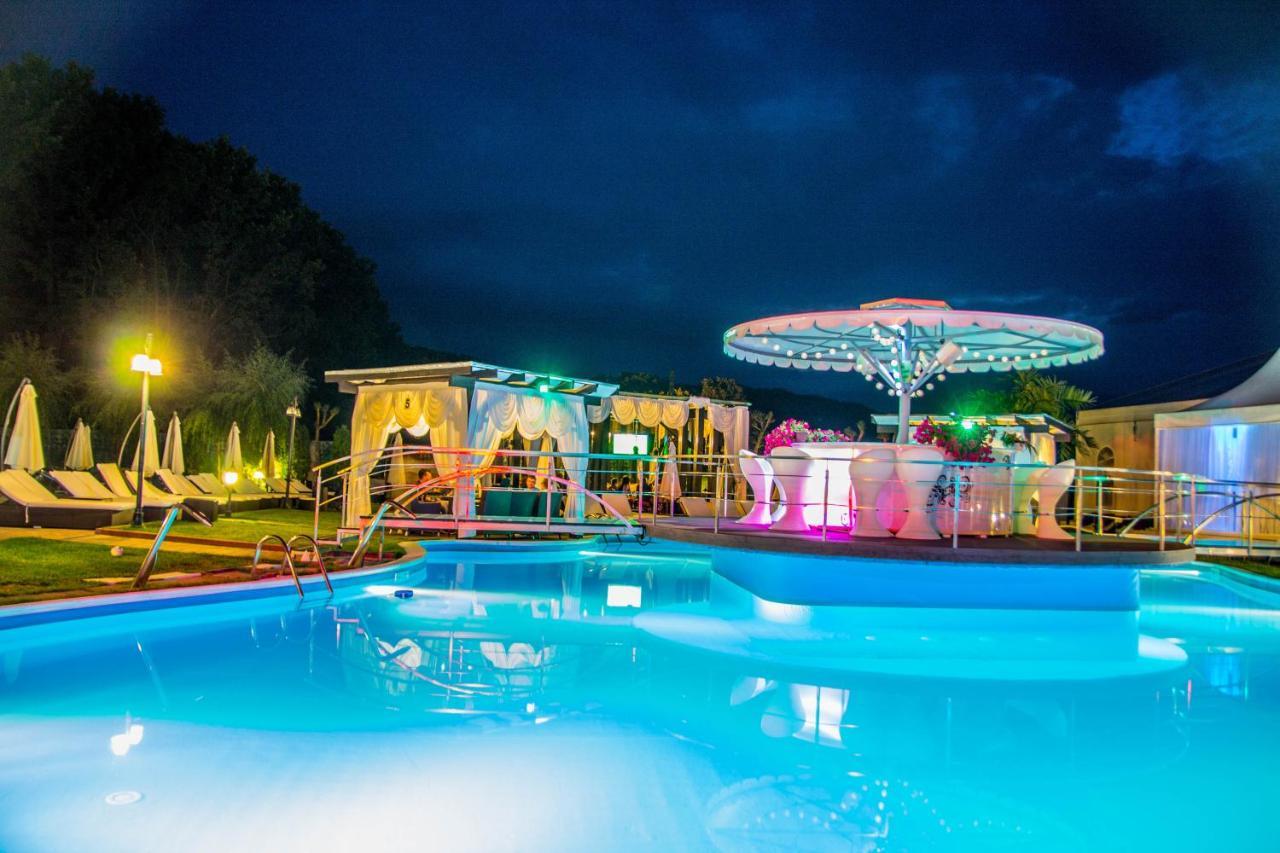 Hotel Magic Gt Trivale Pitesti Ngoại thất bức ảnh